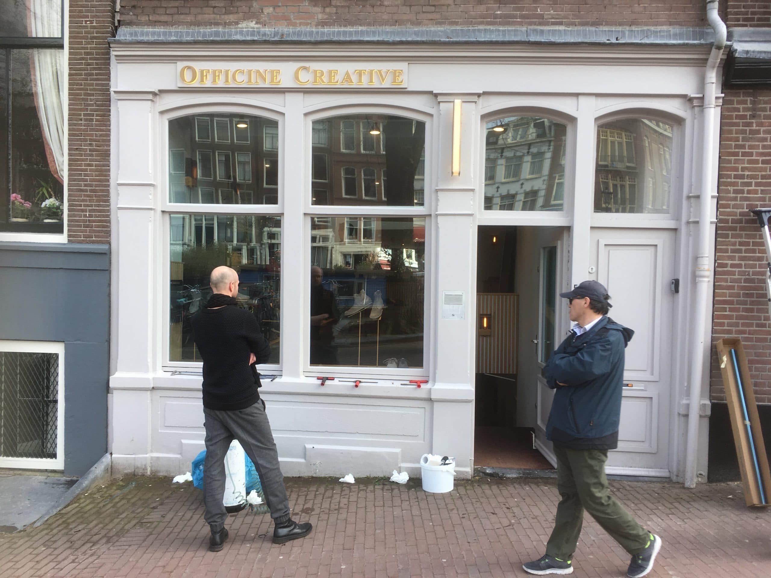 Amsterdam - Winkelruimte - montage van Sunblock OSX80 glasfolie beschermt de goederen in de etalage tegen veroudering en verkleuring. Zonnewarmte wering tot 54%, totaal niet opvallend en 99,5% UV werend