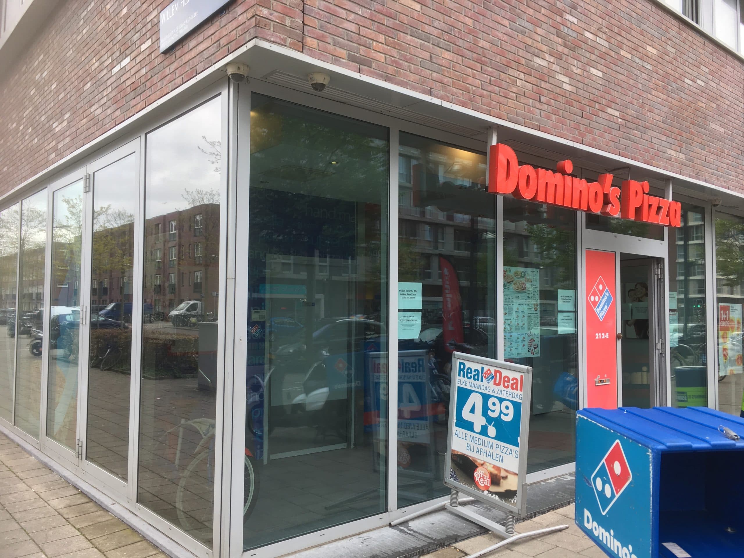 Amsterdam Osdorp - Domino's Pizza voorzien van Sunblock OSX80 super lichte en onopvallende glasfolie met een zonnewarmte wering tot 54%