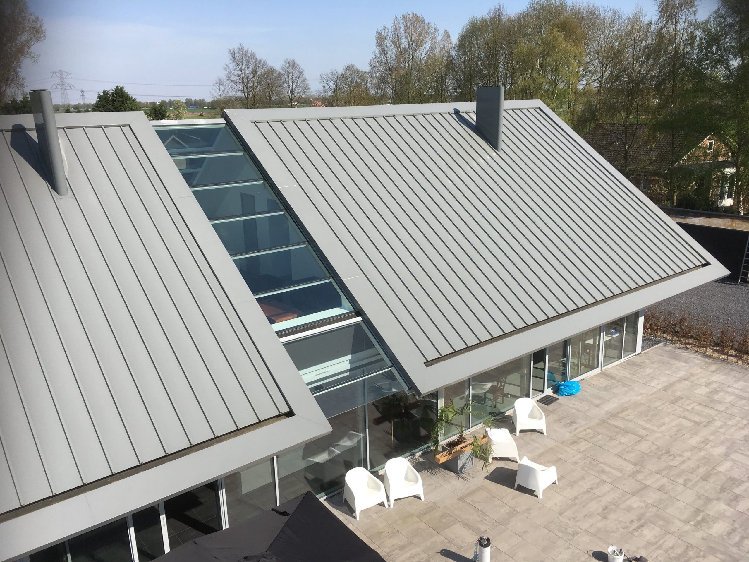 Glazen dak constructie voorzien van Sunblock Stainless Steel 15 teneinde de zonnewarmte buiten de woning te houden