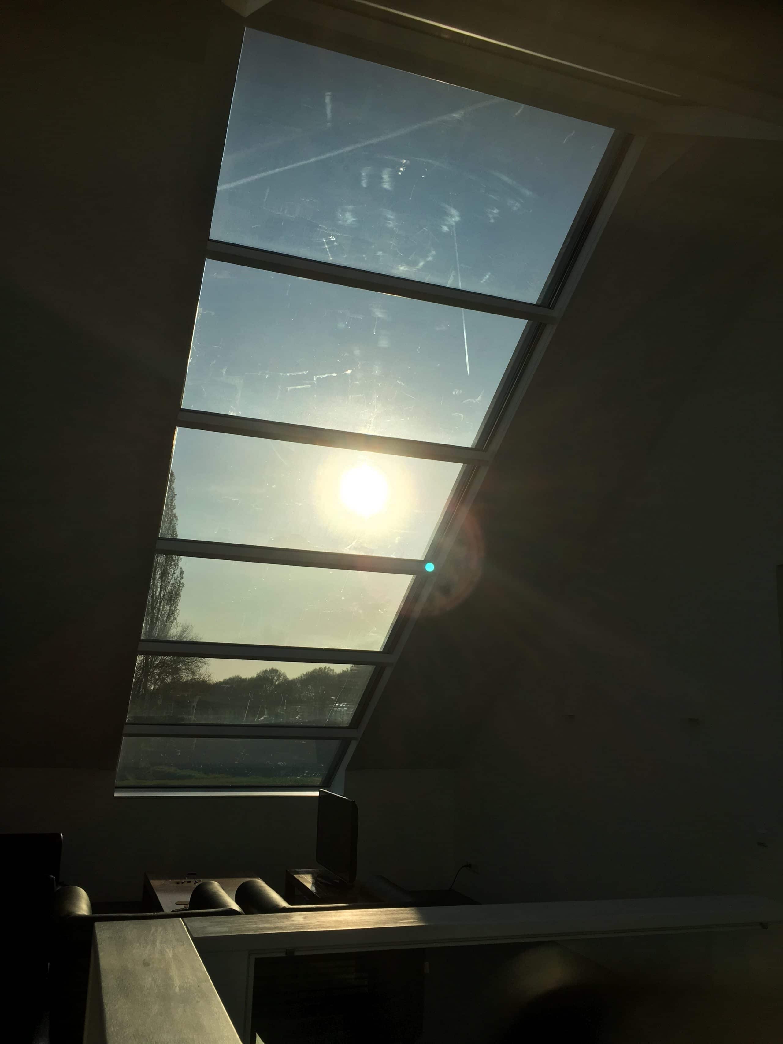 Glazen dak constructie voorzien van Sunblock Stainless Steel 15 teneinde de zonnewarmte buiten de woning te houden