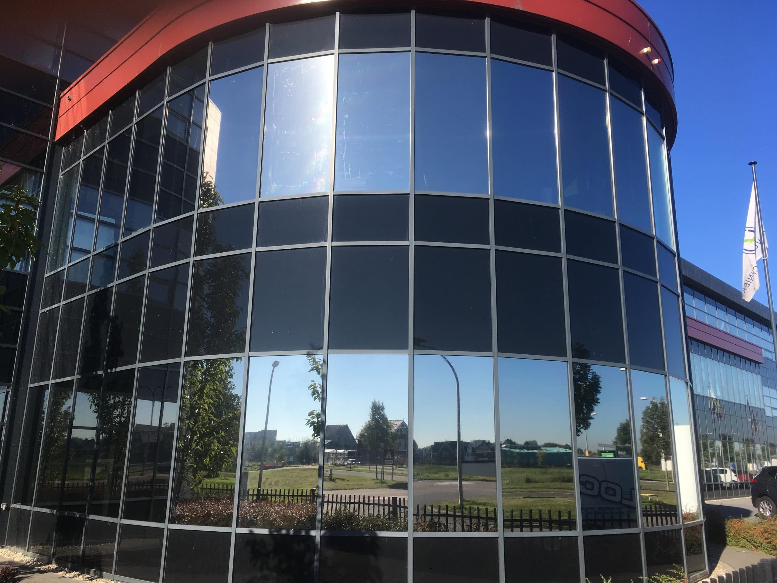 Den Hoorn - Sunblock Stainless Steel 15 gemonteerd op de ramen van een bedrijfsruimte om de overmatige zonnewarmte buiten te houden en de hinderlijke schittering te reduceren