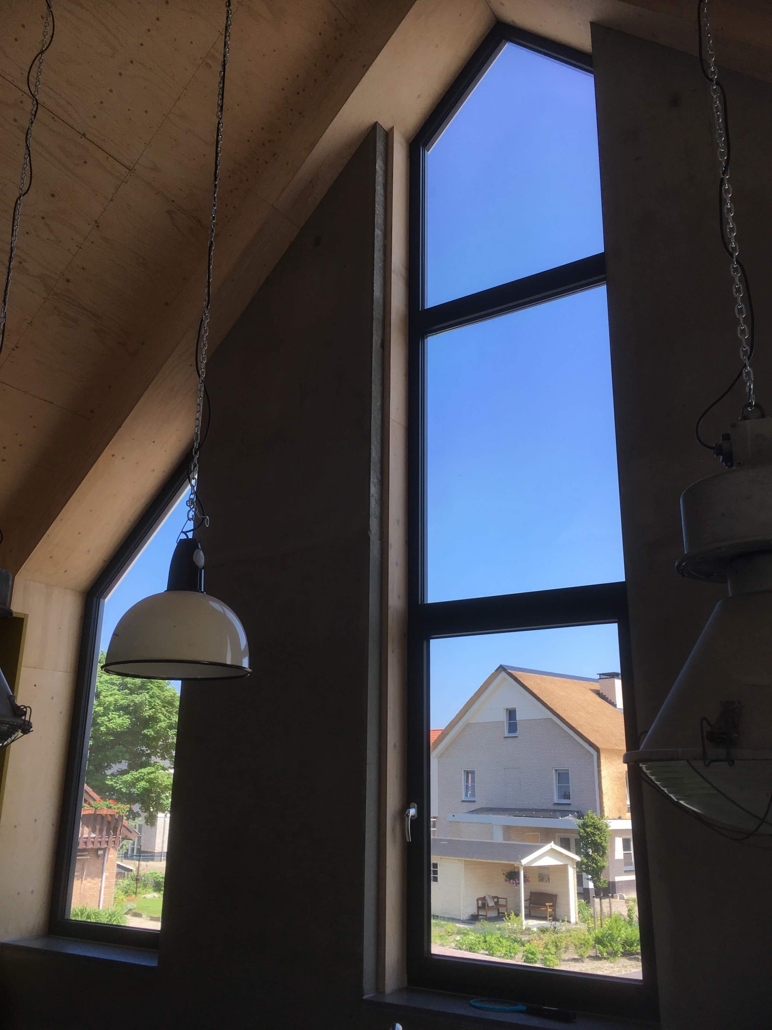Sunblock Stainless Steel 40 gemonteerd op de ramen van een nieuw bouw woning om de zonnewarmte te reduceren