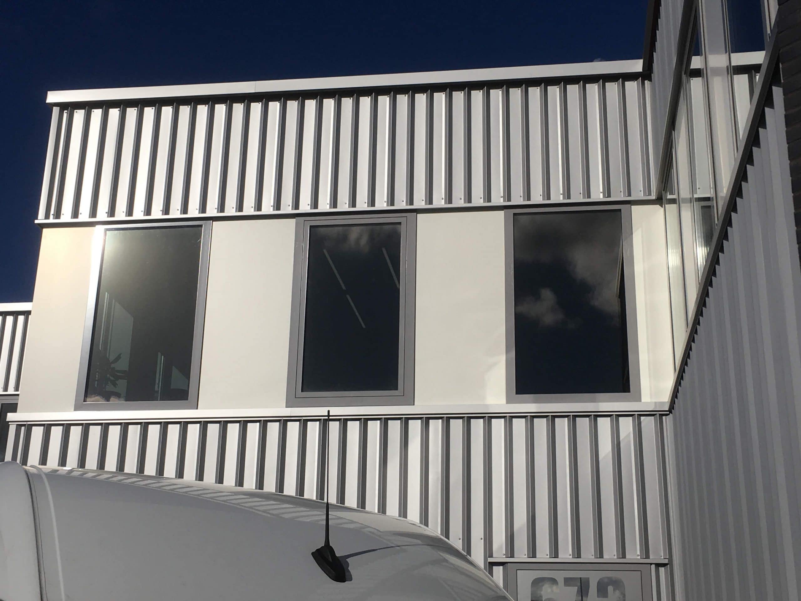 Kantoor voorzien van Sunblock Truevue 30 glasfolie, minimale spiegeling aan de buitenzijde