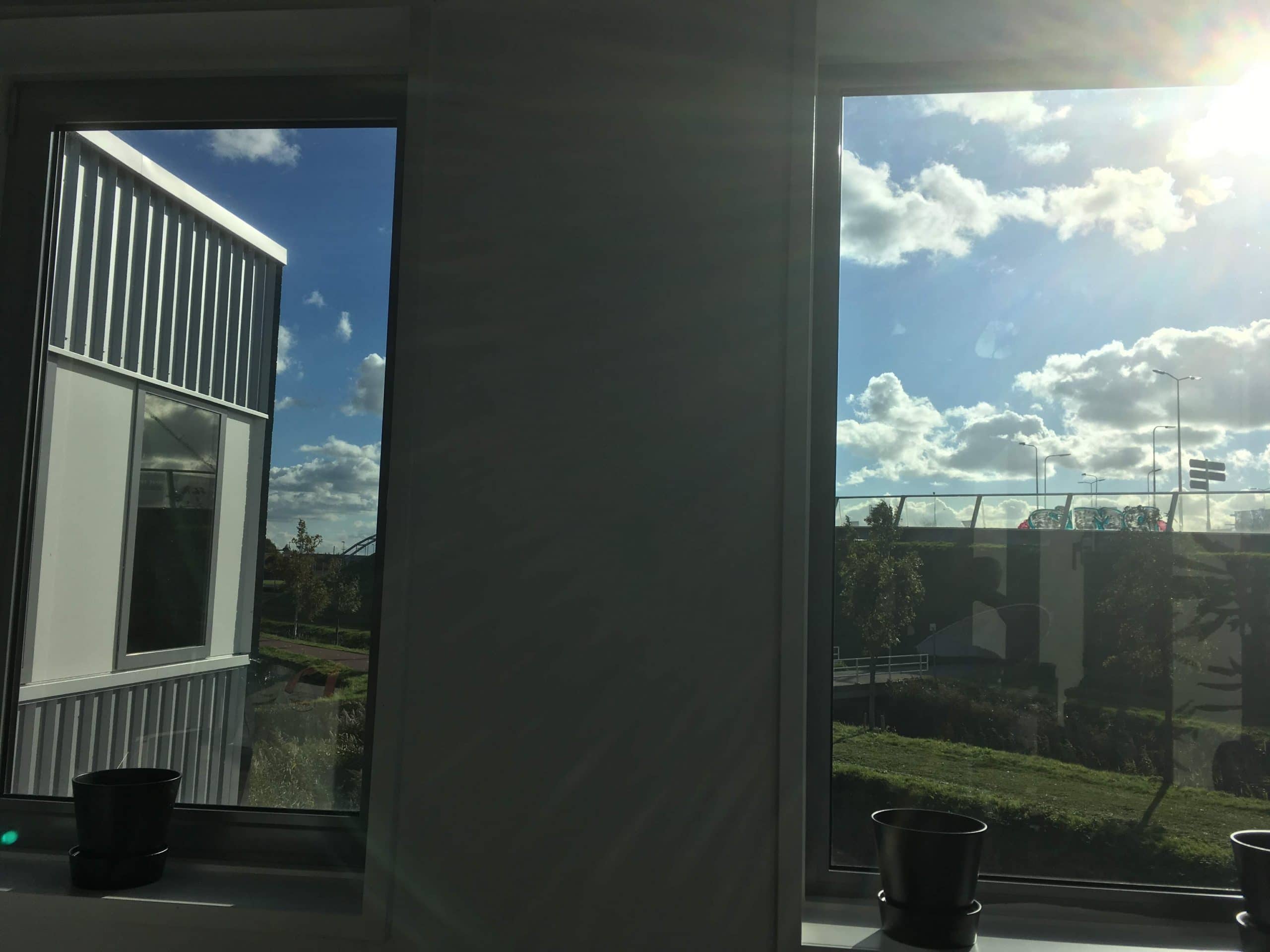 Kantoor voorzien van Sunblock Truevue 30 glasfolie, de hinderlijke schittering op beeldschermen is verdwenen, de zonnewarmte gereduceerd