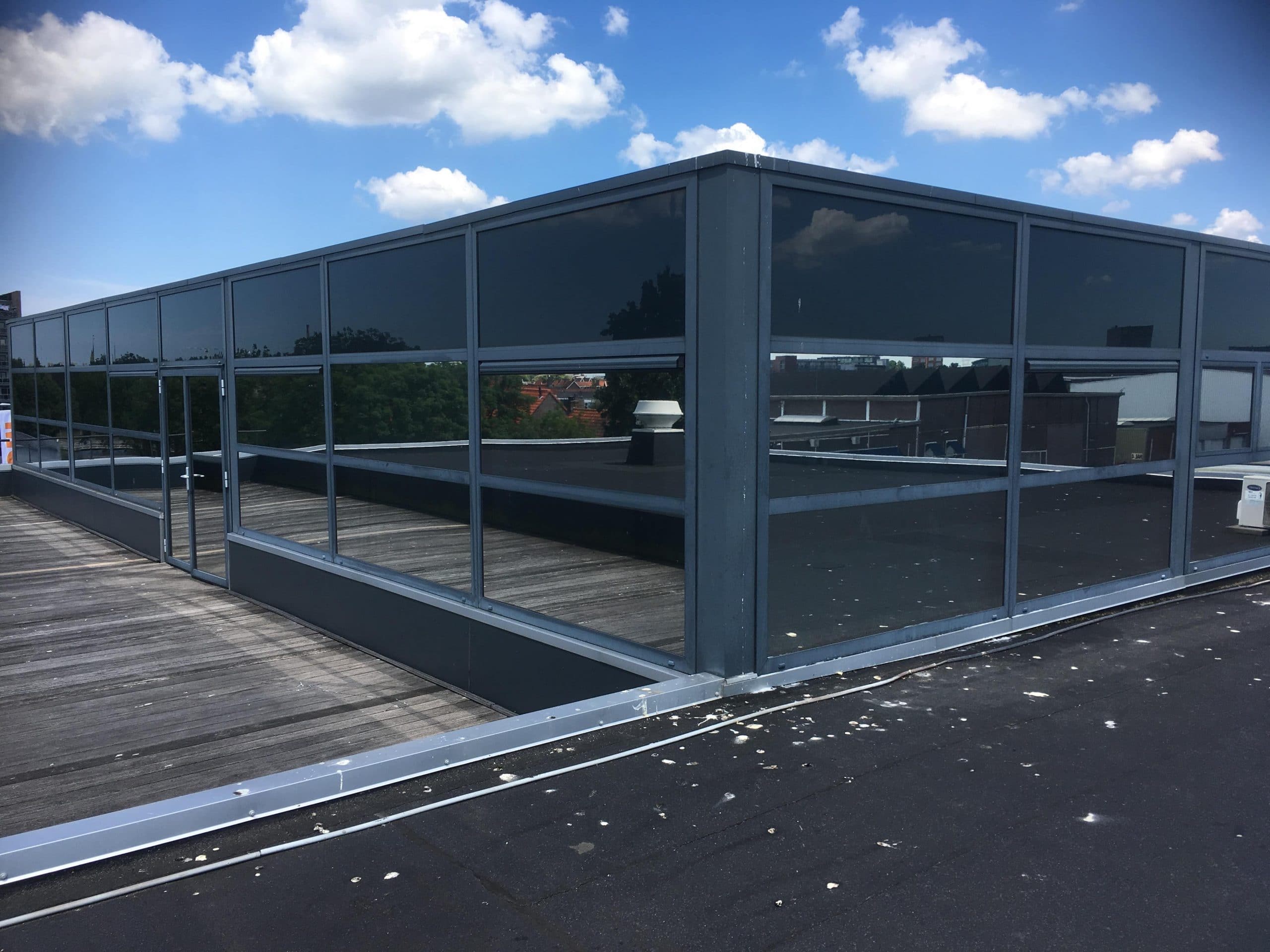 Leiderdorp - Montage van Sunblock Zilver 20 glasfolie op de buitenzijde van het glas van kantoren. Hierdoor wordt de zonnewarmte tot 86% gereduceerd !