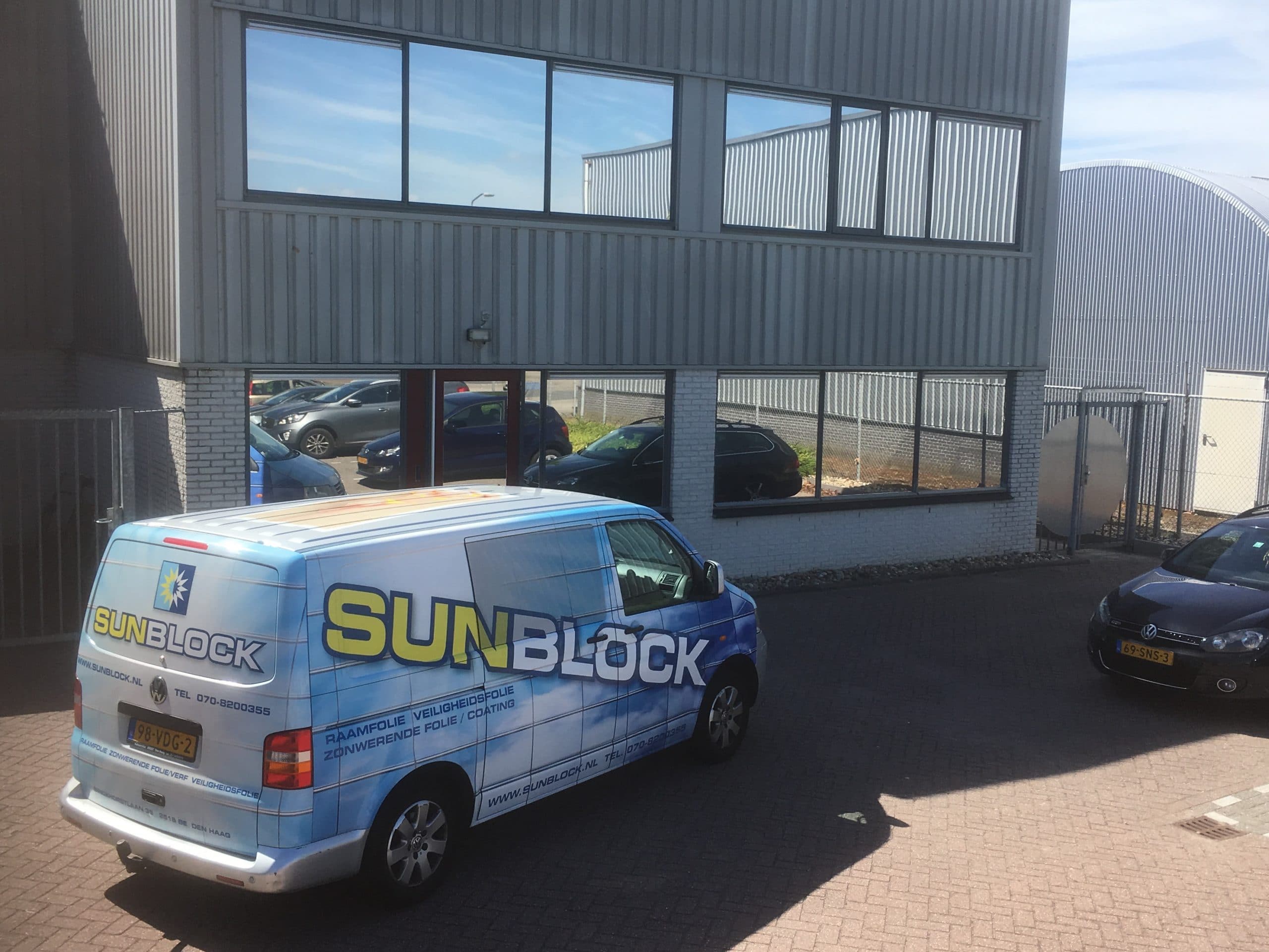 Montage van Sunblock Zilver 20 glasfolie op de buitenzijde van het glas van kantoren. Hierdoor wordt de zonnewarmte tot 86% gereduceerd !