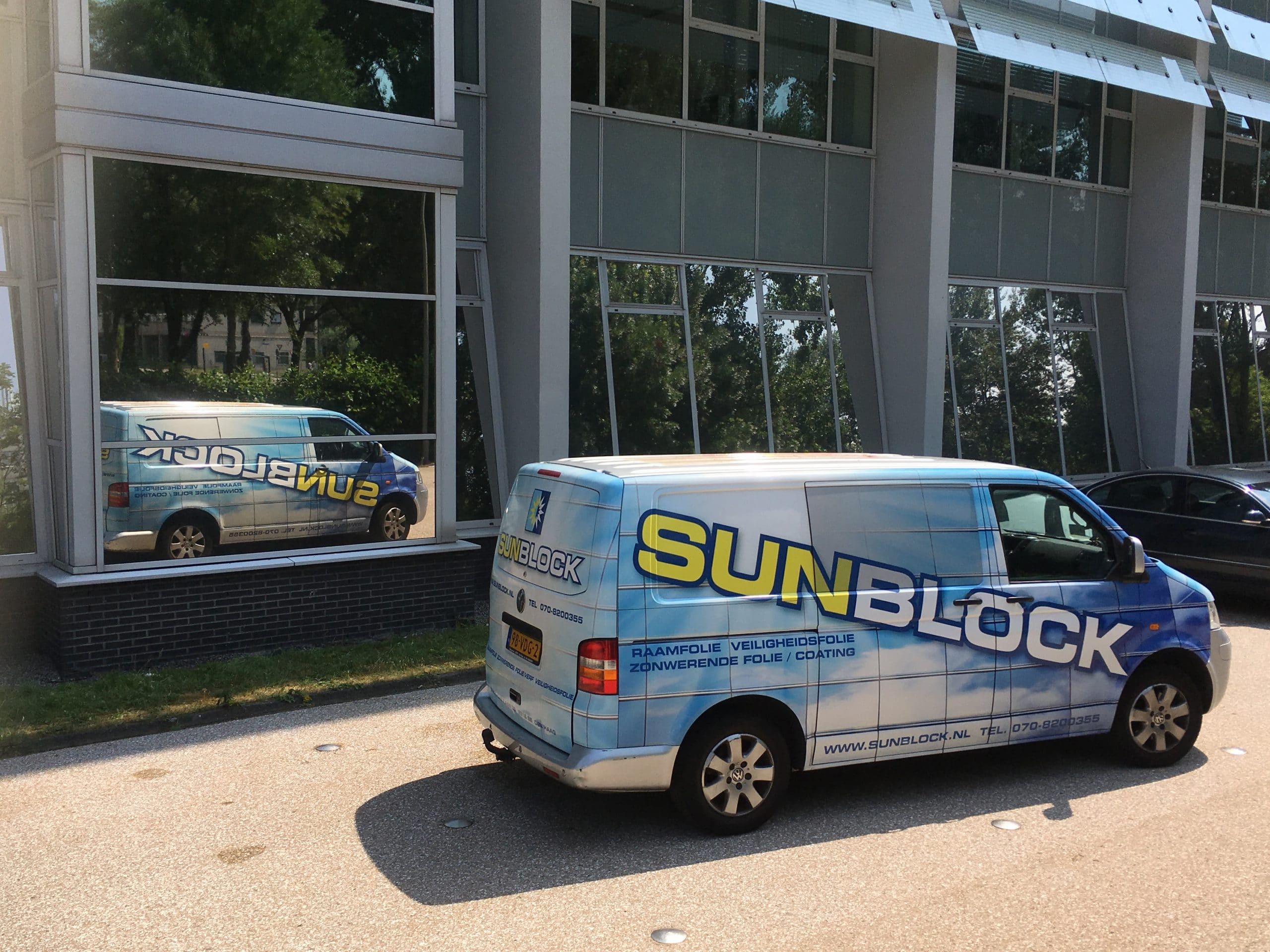 Delft - Bedrijfspand voorzien van  Sunblock Zilver 20 glasfolie teneinde de zonnewarmte tot 86% te reduceren en de hinderlijke schittering op beeldschermen tot 80% te reduceren