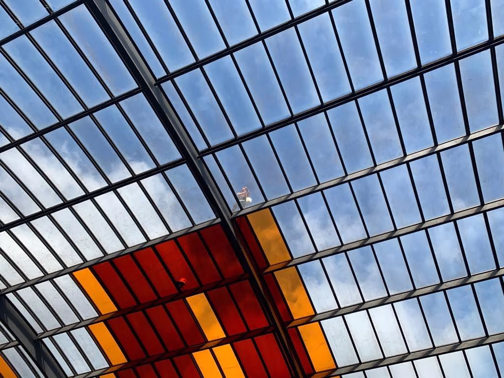 Montage van 8mil veiligheidsfolie op het glazendak van het Centraal Station in Amsterdam